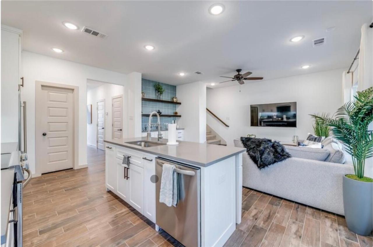 Stylish Townhome Near At&T Stadium, Globe Life, Six Flags & More Arlington Buitenkant foto